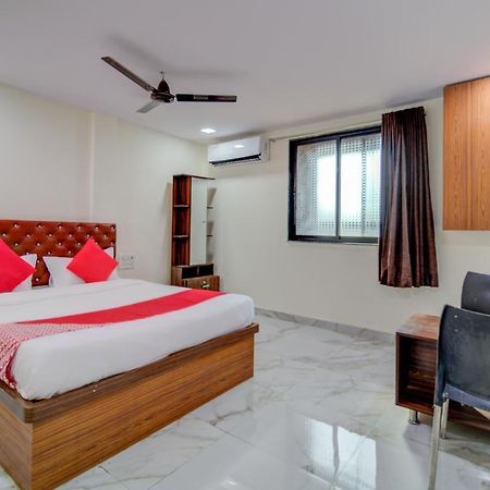 Oyo 67979 Hotel Hollywood Park Sasupāda Kültér fotó