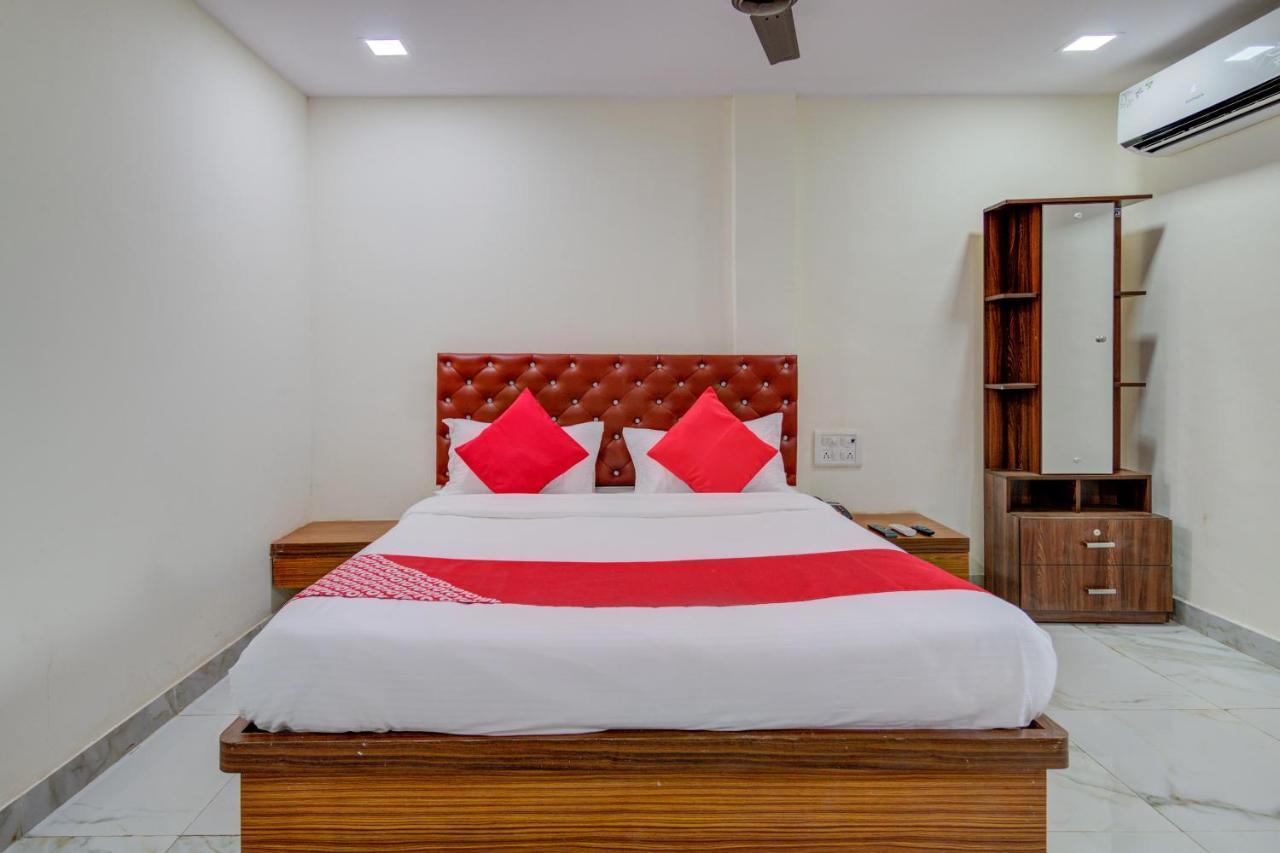 Oyo 67979 Hotel Hollywood Park Sasupāda Kültér fotó